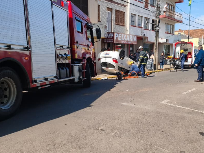 Homem fica preso às ferragens após Onix bater em Hilux e capotar na Saldanha Marinho