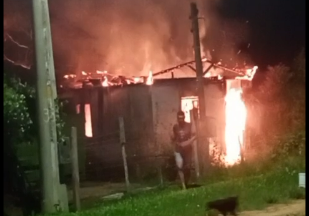 Incêndio destrói casa nesta madrugada no Bairro Funcap, em Cachoeira do Sul