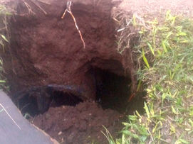 Moradora reclama de buraco aberto há mais de um mês na entrada da Cohab, em Cachoeira