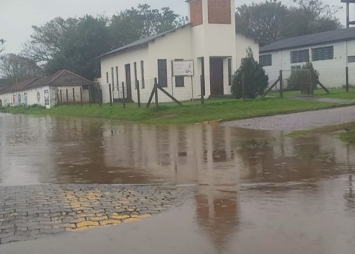 Chuva de mais de 50 mm em seis horas causa alagamento em acesso à EMEF Alarico Ribeiro