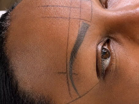 Étude morphologique et tracé préparatoire pour corriger un ancien maquillage permanent des sourcils à Paris