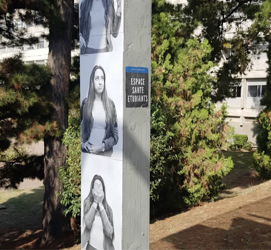 portraits d'étudiants collés sur la façade de l'université