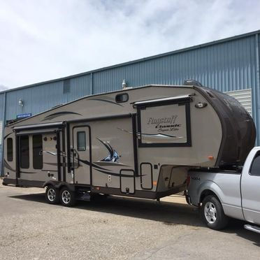 vue latérale du véhicule récréatif