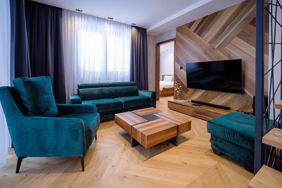 Hotel Poljice nalazi se na jednoj od najatraktivnijih lokacija na Jahorini, uz direktan pogled na ski stazu i gondolu Poljice, što ga čini savršenim izborom za skijaše, porodice i goste koji žele boravak u samom centru planinskih dešavanja. Hotel raspolaže raznovrsnom ponudom apartmana, prilagođenih različitim potrebama i veličinama grupa, uz visok nivo komfora, funkcionalnosti i planinskog luksuza.
U ponudi su Lux apartmani površine 50 m², namijenjeni za boravak do 4 osobe (ukupno 9 apartmana). Ovi apartmani posjeduju odvojenu spavaću sobu sa bračnim krevetom, dnevni boravak sa sofom na razvlačenje i impresivan, direktan pogled na ski stazu i gondolu Poljice, što ih čini idealnim izborom za ljubitelje skijanja i aktivnog odmora.
Standard apartmani, površine 35–40 m² (ukupno 3 apartmana), takođe su prilagođeni boravku do 4 osobe. Opremljeni su odvojenom spavaćom sobom sa bračnim krevetom, kao i dnevnim boravkom sa sofom na razvlačenje, te predstavljaju funkcionalan i udoban smještaj za parove, porodice i manje grupe.
Za parove i manje grupe dostupni su Studio apartmani površine 30 m² (ukupno 3 apartmana), kapaciteta do 3 osobe. Ovi apartmani nemaju odvojenu spavaću sobu, već nude otvoren koncept prostora sa sofom na razvlačenje i pomoćnim ležajem, pružajući praktičan i prijatan boravak u samom srcu Jahorine.
Za veće porodice i grupe gostiju u ponudi su Superior apartmani površine 70–75 m² (ukupno 2 apartmana), kapaciteta do 6 osoba. Ovi apartmani raspolažu sa dvije odvojene spavaće sobe sa bračnim krevetima, prostranim dnevnim boravkom sa sofom na razvlačenje, jednim kupatilom i dodatnim toaletom, nudeći visok nivo komfora i privatnosti.
Posebnu ponudu čini Superior 2 apartman, jedinstvena jedinica površine 85 m², kapaciteta do 7 osoba. Apartman ima tri spavaće sobe (dvije sa bračnim krevetima i jednu sa odvojenim ležajem), kao i dnevni boravak sa sofom na razvlačenje, što ga čini idealnim izborom za veće porodice ili grupe prijatelja.
Za sve tipove apartmana postoji mogućnost dodavanja dječijeg krevetića na upit. Gostima je na raspolaganju besplatan parking ispred hotela, u zavisnosti od raspoloživosti, kao i garaža uz doplatu od 40 KM po danu, koju je potrebno unaprijed rezervisati. U sklopu hotela nalazi se i restoran, a gosti hotela ostvaruju poseban popust na doručak (à la carte). Takođe, hotel posjeduje i skijašnicu za odlaganje ski opreme, što dodatno doprinosi udobnosti boravka tokom zimske sezone.