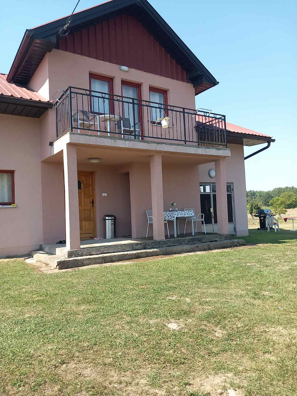 Vikendica za odmor i proslave smještena je u Lamovitoj,Omarska,na mirnoj lokaciji idealnoj za odmor, privatnost i ugodan boravak van gradske gužve. Okružena prirodom i zelenilom, predstavlja odličan izbor za opuštanje i druženje.
Ova prostrana vikendica površine 130 m² raspolaže sa 3 sobe i pruža udoban smještaj za do 7 osoba a i sa time postoji mogućnost roštiljanja kapaciteta do 30 osoba.Gostima je na raspolaganju 5 kreveta i francuski ležaj, što je čini odličnim izborom za porodice, prijatelje i miran vikend boravak.
Objekat je savremeno opremljen i funkcionalno uređen, pružajući sve što je potrebno za prijatan i bezbrižan boravak uz besplatno parking mjesto.Prostran enterijer i ugodan ambijent nude dovoljno prostora za odmor, druženje i opuštanje.
Zahvaljujući velikoj kvadraturi, mirnoj lokaciji i prijatnom ambijentu, vikendica predstavlja odličan izbor za odmor i boravak u prirodi.
