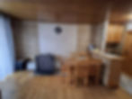 Apartman Jahorina smješten je na izuzetno atraktivnoj lokaciji u ulici Olimpijska 21, neposredno preko puta gondole „Novak Đoković“, što ga čini savršenim izborom za skijaše i goste koji žele boraviti u samom centru zimskih dešavanja na Jahorini. Lokacija omogućava brz i jednostavan pristup ski stazama, gondoli, kao i ostalim planinskim sadržajima, bez potrebe za dodatnim prevozom.
Apartman ima površinu od 42 m² i raspolaže sa jednom spavaćom sobom, ukupno tri kreveta, te je prilagođen boravku do pet osoba. Funkcionalan raspored prostora omogućava ugodan boravak kako porodicama, tako i grupama prijatelja koji žele komforan smještaj na planini. Apartman je idealan za zimski odmor, ali i za boravak tokom cijele godine, zahvaljujući svojoj lokaciji i praktičnom uređenju.
Blizina gondole „Novak Đoković“, ski staza, restorana i kafića čini ovaj apartman odličnom bazom za aktivan odmor i maksimalno uživanje u planinskom ambijentu Jahorine.