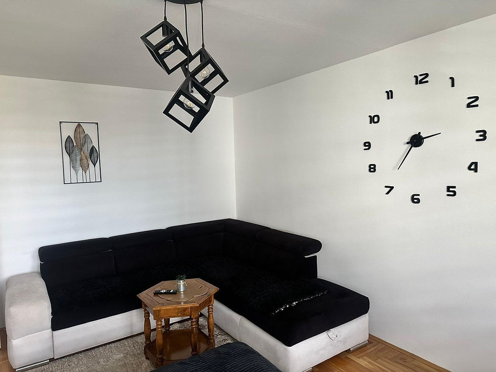 Apartman Aurora smješten je u naselju Novo Sarajevo, jednoj od najtraženijih lokacija u gradu, poznatoj po odličnoj povezanosti i blizini svih važnih sadržaja. Idealna lokacija omogućava brz pristup centru grada, restoranima, kafićima i šoping zonama.

Ovaj jednosobni apartman površine 37 m² pruža udoban smještaj za do 4 osobe. Raspolaže sa 2 kreveta, što ga čini pogodnim za parove, porodice ili manje grupe.

Apartman je savremeno opremljen i funkcionalno uređen, uz besplatan WiFi, pružajući sve što je potrebno za ugodan i bezbrižan boravak. Enterijer je prilagođen modernom načinu života i komforu gostiju.

Zahvaljujući lokaciji, praktičnosti i pristupačnoj cijeni, Apartman Aurora predstavlja odličan izbor za boravak u Sarajevu.