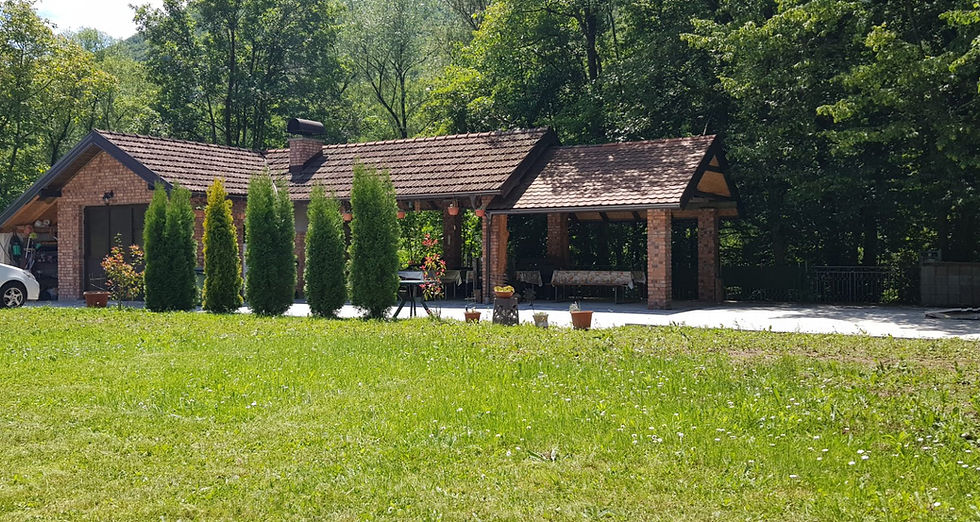 Kuća za Odmor M&B nalazi se u mirnom dijelu Banje Luke, u naselju Karanovac bb, i idealan je izbor za goste koji žele udoban i opušten boravak u prirodi. Smještaj je udaljen samo 3.4 km od Rafting Kanjona Vrbas, što ga čini odličnim izborom za ljubitelje raftinga, prirode i aktivnog odmora.

Ovaj moderno uređen apartman površine 50 m² pruža dovoljno prostora za do 4 osobe. Raspolaže sa dvije sobe, bračnim krevetom, dodatnim krevetom i dnevnim boravkom sa kaučem na razvlačenje. Gostima su na raspolaganju potpuno opremljena kuhinja, privatno kupatilo, kao i dodatni vanjski toalet i vanjski tuš za još veću praktičnost tokom boravka.

Objekat koristi moderno grijanje putem toplinske pumpe, što omogućava prijatan boravak tokom svih godišnjih doba(boravak iskljucivo moguc najmanje na 3 dana).Gostima je obezbijeđen i besplatan privatni parking, dok mirna lokacija pruža idealne uslove za odmor i opuštanje nadomak Banje Luke.Lokacija je u neposrednoj blizini Pastir restorana,kanjona Vrbasa i restorana Slap,na svega 2.5km.

Kuća za Odmor M&B savršen je izbor za porodice, parove i prijatelje koji žele spoj prirode, komfora i dobre lokacije u blizini rijeke Vrbas.