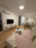 Apartman Centar smješten je u atraktivnom dijelu Sarajeva, u ulici Rustem Pašina, Ilidža, poznatoj po mirnom okruženju, zelenilu i blizini popularnih sadržaja. Lokacija pruža brz pristup centru Ilidže, Vrelu Bosne i svim potrebnim sadržajima za ugodan boravak.
Ovaj dvosobni apartman površine 50 m² nudi udoban smještaj za do 4 osobe. Raspolaže sa bračnim krevetom i ležajem na rasklapanje, što ga čini idealnim za parove, porodice ili manje grupe.
Apartman je savremeno opremljen i funkcionalno uređen, uz besplatan WiFi, pružajući sve što je potrebno za bezbrižan i komforan boravak. Prostor je organizovan tako da maksimalno iskoristi kvadraturu i pruži osjećaj doma.
Zahvaljujući odličnoj lokaciji i dobroj opremljenosti, Apartman Ilidža predstavlja odličan izbor za boravak u Sarajevu, posebno za goste koji žele mir i prirodu u blizini grada.