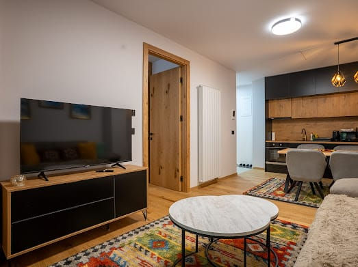 Apartman Aveline Monte Blanco smješten je na planini Bjelašnici, jednoj od najpopularnijih zimskih i ljetnih destinacija u Bosni i Hercegovini, idealnoj za goste koji traže spoj planinskog ambijenta, udobnosti i modernog smještaja. Ovaj apartman je savršen izbor za porodice i manje grupe koje žele miran boravak u prirodi, uz blizinu skijališta i planinskih sadržaja.

Apartman ima površinu od 52 m² i raspolaže sa dvije sobe, a prilagođen je boravku do 5 osoba. Opremljen je bračnim krevetom, pomoćnim ležajem, kao i krevetom na razvlačenje koji, kada je rasklopljen, pruža komfor bračnog kreveta. Funkcionalan raspored prostora omogućava ugodan boravak i dovoljno privatnosti za sve goste.

Posebna pogodnost ovog apartmana je jacuzzi, koji će biti dostupan tokom proljetne i ljetne sezone, dok trenutno nije u funkciji tokom zimskog perioda. Ova dodatna ponuda čini apartman idealnim i za opuštajući odmor nakon aktivnog dana na planini. Smještaj je pogodan kako za zimske sportove, tako i za ljetni boravak, planinarenje i bijeg od gradske gužve.