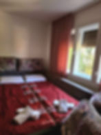 Apartman Zara 1 nalazi se u samom centru Sarajeva, u ulici Mustafe Busuladžića 8, i predstavlja odličan izbor za parove, porodice i poslovne goste koji traže moderan i udoban smještaj. Sa površinom od 40 m², apartman je funkcionalno uređen i može ugostiti 2 odrasle osobe + 2 djece, odnosno do 4 osobe.

Apartman se sastoji od spavaće sobe i prostranog dnevnog boravka, pružajući dovoljno prostora za ugodan boravak. Zahvaljujući centralnoj lokaciji, gosti imaju brz pristup najpoznatijim znamenitostima, restoranima, kafićima i svim važnim sadržajima koje Sarajevo nudi. Bilo da dolazite turistički ili poslovno, Apartman Zara 1 nudi sve što je potrebno za bezbrižan i prijatan boravak.

Ako tražite kvalitetan apartman na dan u Sarajevu, Apartman Zara 1 nudi odličan odnos cijene i kvaliteta, udoban smještaj i idealnu lokaciju u centru grada.