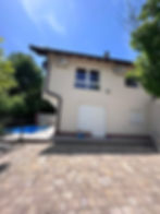 Villa Miševići 1 smještena je u mirnom naselju Miševići, nedaleko od Sarajeva, pružajući savršen spoj prirode, privatnosti i komfora. Ova lokacija je idealna za sve koji žele pobjeći od gradske gužve i uživati u opuštenom ambijentu, a opet biti na dohvat grada.

Ova prostrana vila od 110 m² raspolaže sa 3 sobe i 7 kreveta, te može ugostiti do 7 osoba. Zahvaljujući velikoj kvadraturi i funkcionalnom rasporedu, vila je savršen izbor za porodice ili grupe prijatelja koje traže komforan i prostran smještaj.

Objekat je savremeno opremljen, sa svim potrebnim sadržajima za ugodan boravak, uključujući besplatan WiFi. Prostor je dizajniran tako da pruža maksimalan komfor i osjećaj doma tokom cijelog boravka.

Zahvaljujući mirnoj lokaciji, velikom kapacitetu i odličnoj opremljenosti, Villa Miševići 1 predstavlja idealan izbor za odmor u blizini Sarajeva.