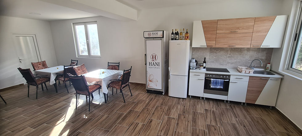 Hani Apartmani predstavljaju prostran smještajni kompleks u Trebinju, idealan za porodice, prijatelje i goste koji traže udoban boravak na jednoj lokaciji. Objekat se prostire na 3 etaže, pri čemu svaka raspolaže sa po 200 m², nudeći mnogo prostora za prijatan i funkcionalan boravak.
U okviru objekta gostima je na raspolaganju više različitih smještajnih jedinica, prilagođenih različitim potrebama i broju osoba. Ponuda uključuje 1 petokrevetnu jedinicu sa 1 bračnim i 3 odvojena kreveta, 1 četvorokrevetnu jedinicu sa 4 odvojena kreveta, 3 trokrevetne jedinice sa 1 bračnim i 1 odvojenim krevetom, kao i 5 dvokrevetnih jedinica, od čega 4 sa bračnim krevetom i 1 sa dva odvojena kreveta.
Objekat je savremeno opremljen i prilagođen za ugodan boravak, uz besplatan WiFi, funkcionalan raspored i obezbijeđen parking za goste. Praktična organizacija smještaja u jednom kompleksu pruža dodatnu udobnost i fleksibilnost tokom boravka.
Zahvaljujući velikom prostoru, raznovrsnoj ponudi smještajnih jedinica i dobroj organizaciji, Hani Apartmani predstavljaju odličan izbor za sve koji traže udoban smještaj u Trebinju.
