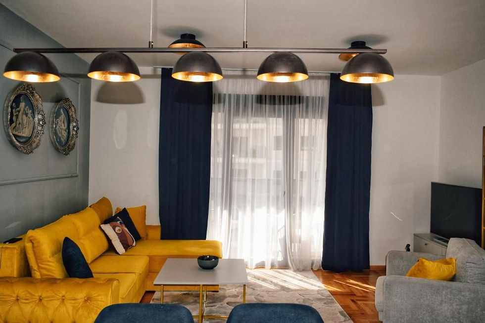 The Impressive Apartment smješten je na odličnoj lokaciji u ulici Sokolska 2, Trebinje, u blizini centra grada i svih ključnih sadržaja. Ova lokacija omogućava lagan pristup restoranima, kafićima i znamenitostima, što ga čini idealnim izborom za boravak u Trebinju.

Ovaj prostrani jednosobni apartman od 52 m² pruža udoban smještaj za do 4 osobe. Raspolaže sa velikim bračnim krevetom i kaučem na razvlačenje, što osigurava komfor za parove, porodice ili manje grupe.

Apartman je savremeno opremljen i funkcionalno uređen, uz besplatan WiFi, pružajući sve potrebno za ugodan i bezbrižan boravak. Moderan enterijer i dobro iskorišten prostor stvaraju prijatnu atmosferu tokom cijelog boravka.

Gostima je na raspolaganju i besplatan parking, što dodatno doprinosi praktičnosti i komforu. Zahvaljujući lokaciji, opremljenosti i kapacitetu, ovaj apartman predstavlja odličan izbor za smještaj u Trebinju.