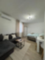 Apartman Alex smješten je u ulici Trebinjskih Brigada 12, u samom centru Trebinja, na svega nekoliko minuta lagane šetnje od Platana, Starog grada, restorana i kafića. Ova moderno uređena garsonjera od 28 m² predstavlja odličan izbor za goste koji traže udoban, funkcionalan i pristupačan smještaj u jednom od najljepših dijelova Trebinja. Zahvaljujući odličnoj lokaciji, svi važni sadržaji grada nalaze se u neposrednoj blizini, što apartman čini idealnim za kraći odmor, vikend putovanje ili poslovni boravak.
Apartman je pažljivo uređen kako bi gostima pružio maksimalan komfor tokom boravka. Smještaj raspolaže sa jednim bračnim krevetom i kaučem na razvlačenje, te može ugostiti do 3 osobe. Moderan enterijer, prijatna atmosfera i praktičan raspored prostora omogućavaju ugodan boravak za parove, prijatelje ili manje porodice koje žele mir i privatnost u centru grada.
Gostima je na raspolaganju potpuno funkcionalan prostor sa svim osnovnim sadržajima potrebnim za svakodnevni boravak. Apartman Alex posebno se izdvaja po svojoj lokaciji, jer se nalazi svega 4 do 5 minuta hoda od Platana, jednog od najpoznatijih simbola Trebinja.