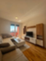 Apartman Andrea nalazi se u ulici Bana Ivaniševića 33 u Trebinju i predstavlja odličan izbor za goste koji traže moderan, funkcionalan i udoban smještaj. Sa površinom od 36 m², apartman može ugostiti 3 do 4 osobe, što ga čini idealnim za parove, porodice i manje grupe prijatelja.
Apartman je pažljivo uređen kako bi gostima pružio prijatan boravak, a zahvaljujući praktičnom rasporedu i kauču na razvlačenje nudi dovoljno prostora za odmor nakon obilaska Trebinja. Mirna lokacija omogućava opušten boravak, dok su centar grada i glavne atrakcije lako dostupni.
Ako tražite kvalitetan apartman na dan u Trebinju, Apartman Andrea nudi odličan odnos cijene i kvaliteta za kraće ili duže boravke.
Ključne informacije
- Bana Ivaniševića 33, Trebinje
- Površina apartmana 36 m²
- 1 soba sa kaučem na razvlačenje
- Kapacitet 3 do 4 osobe
- Cijena 80 KM (100 KM za boravak kraći od 3 noći)
- Idealan za parove, porodice i prijatelje