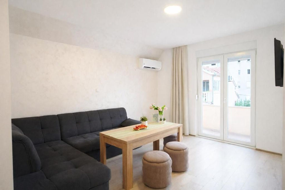 Apartmani Tomm nalaze se na adresi Željeznička 16, Trebinje, u okviru jedne stambene zgrade koja nudi više smještajnih jedinica različitih veličina. Zahvaljujući dobroj lokaciji, gosti imaju brz pristup centru grada i svim ključnim sadržajima, što ove apartmane čini odličnim izborom za kraći ili duži boravak.
U ponudi je ukupno 9 jednosobnih apartmana, raspoređenih u tri kategorije: 3 apartmana od 16 m², 3 apartmana od 24 m² i 3 apartmana od 40 m². Smještaj je prilagođen za boravak od 2 do maksimalno 5 osoba, što omogućava fleksibilnost za različite tipove gostiju – od parova do porodica i manjih grupa.
Apartmani su funkcionalno uređeni i raspolažu različitim tipovima ležajeva – od bračnih kreveta do kombinacija kreveta i kauča na razvlačenje, pružajući udoban i praktičan boravak. Svi apartmani su savremeno opremljeni, sa besplatnim WiFi-jem, a gostima je na raspolaganju i obezbijeđen parking u sklopu objekta.
Zahvaljujući raznovrsnoj ponudi smještaja, praktičnom rasporedu i pristupačnoj lokaciji, Apartmani Tomm predstavljaju idealan izbor za sve koji traže kvalitetan i fleksibilan smještaj u Trebinju.