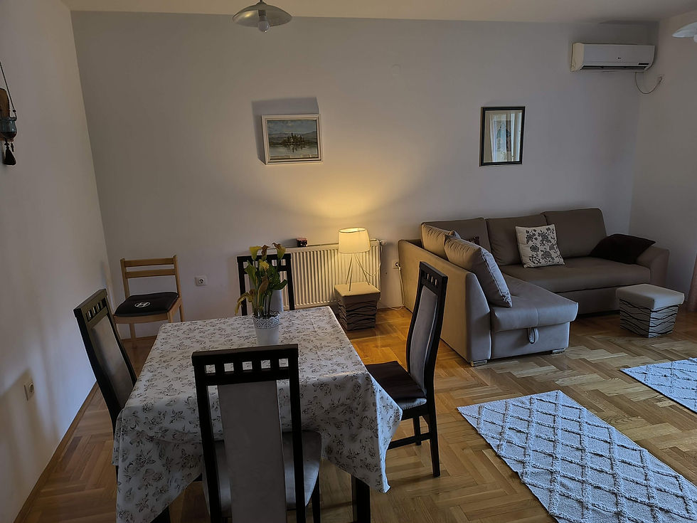 Apartman Luc smješten je u ulici Vuka Karadžića 22 u Trebinju i predstavlja idealan izbor za porodice, prijatelje i goste koji traže prostran i udoban smještaj u blizini svih važnih gradskih sadržaja. Ovaj moderno uređen apartman površine 80 m² nudi dovoljno prostora za opušten i ugodan boravak do 6 osoba.
Apartman raspolaže sa dvije sobe i tri kreveta, pružajući savršen balans između komfora i funkcionalnosti. Zahvaljujući prostranom enterijeru i odličnoj lokaciji, gosti mogu uživati u mirnom odmoru, a istovremeno biti nadomak centra Trebinja, restorana, kafića i turističkih atrakcija.
Ako tražite kvalitetan stan na dan u Trebinju, Apartman Luc nudi odličan odnos cijene, lokacije i udobnosti za kraći ili duži boravak u gradu na Trebišnjici.