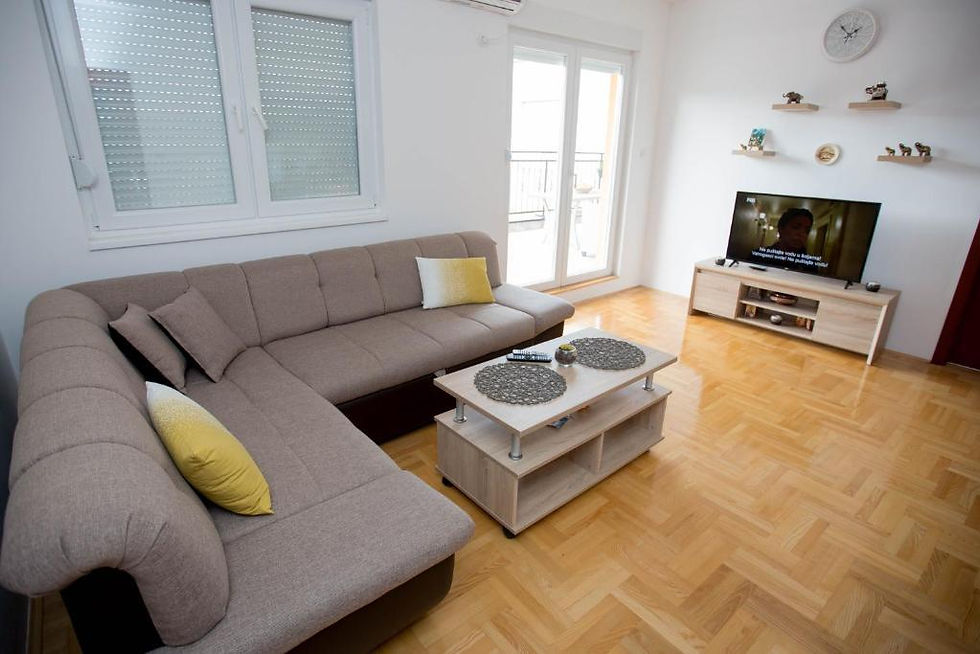 Apartman Bella Vista Trebinje smješten je na atraktivnoj lokaciji Kralja Petra I Oslobodioca 55, u dijelu grada koji omogućava brz pristup centru, restoranima, kafićima i svim važnim sadržajima. Zahvaljujući odličnoj poziciji i vrhunskom uređenju, apartman predstavlja savršen izbor za goste koji traže luksuzan i funkcionalan smještaj u Trebinju.

Ovaj prostrani apartman od 60 m² raspolaže sa dvije sobe i prilagođen je za boravak do 5 osoba. U smještaju se nalazi bračni krevet, dodatni krevet i ležaj, čime je obezbijeđen komfor za porodice i manje grupe. Enterijer je moderno dizajniran, sa posebnim naglaskom na udobnost i praktičnost.

Apartman je opremljen najmodernijom kuhinjom, savremenim kupatilom (WC), besplatnim WiFi internetom, kao i besplatnim privatnim garažnim parkingom, što gostima pruža potpunu sigurnost i komfor tokom boravka.

Cijena izdavanja iznosi 100 KM po noćenju, što ovaj luksuzni apartman čini izuzetno konkurentnim izborom na tržištu smještaja u Trebinju.

Apartman Bella Vista je idealan za goste koji žele spoj elegancije, funkcionalnosti i vrhunske lokacije u Trebinju.