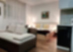 Sweet Dreams Studio Apartman nalazi se na vrhunskoj lokaciji u Starom Gradu, Bakarevića 1 – Sarajevo, u neposrednoj blizini najpoznatijih znamenitosti, restorana i kafića. Idealan je izbor za goste koji žele boraviti u samom srcu grada i imati sve na dohvat ruke.
Ovaj studio apartman površine 31 m² sastoji se od jedne velike sobe i pruža udoban smještaj za 3 osobe ili 2+2 osobe. Raspolaže sa jednim glavnim krevetom i pomoćnim ležajem, što ga čini pogodnim za parove ili manje porodice.
Apartman je savremeno opremljen i funkcionalno uređen, uz besplatan WiFi, pružajući sve što je potrebno za ugodan i bezbrižan boravak u Sarajevu. Pametno iskorišten prostor omogućava maksimalnu udobnost u kompaktnom ambijentu.
Zahvaljujući odličnoj lokaciji u Starom Gradu i praktičnom rasporedu, Sweet Dreams Studio Apartman predstavlja savršen izbor za kratke gradske boravke i turističke posjete.
