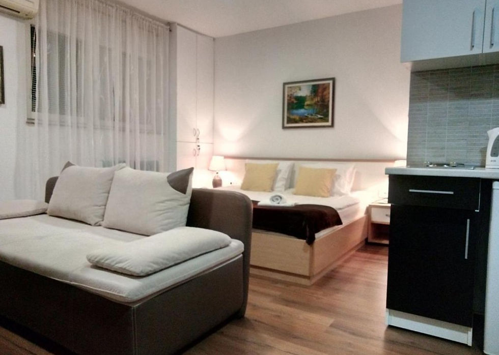 Sweet Dreams Studio Apartman nalazi se na vrhunskoj lokaciji u Starom Gradu, Bakarevića 1 – Sarajevo, u neposrednoj blizini najpoznatijih znamenitosti, restorana i kafića. Idealan je izbor za goste koji žele boraviti u samom srcu grada i imati sve na dohvat ruke.
Ovaj studio apartman površine 31 m² sastoji se od jedne velike sobe i pruža udoban smještaj za 3 osobe ili 2+2 osobe. Raspolaže sa jednim glavnim krevetom i pomoćnim ležajem, što ga čini pogodnim za parove ili manje porodice.
Apartman je savremeno opremljen i funkcionalno uređen, uz besplatan WiFi, pružajući sve što je potrebno za ugodan i bezbrižan boravak u Sarajevu. Pametno iskorišten prostor omogućava maksimalnu udobnost u kompaktnom ambijentu.
Zahvaljujući odličnoj lokaciji u Starom Gradu i praktičnom rasporedu, Sweet Dreams Studio Apartman predstavlja savršen izbor za kratke gradske boravke i turističke posjete.
