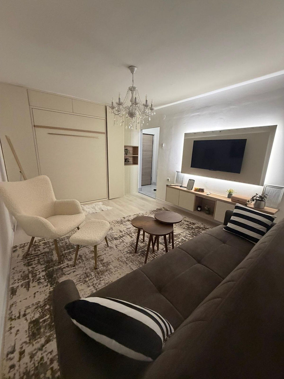 Gold Premium Apartman smješten je na odličnoj lokaciji u ulici Bardakčije 28, Sarajevo, u blizini centra grada i svih najvažnijih sadržaja. Ova lokacija omogućava gostima brz i jednostavan pristup restoranima, kafićima i znamenitostima Sarajeva, što ga čini idealnim izborom za boravak u gradu.
Ovaj jednosobni apartman površine 32 m² pruža udoban smještaj za do 3 osobe. Apartman raspolaže sa bračnim krevetom i jednim krevetom za jednu osobu, što ga čini savršenim za parove, manje porodice ili poslovne goste.
Apartman je savremeno opremljen, sa funkcionalnim rasporedom i svim potrebnim sadržajima za ugodan boravak, uključujući besplatan WiFi. Moderan enterijer i praktična organizacija prostora pružaju osjećaj komfora i opuštenosti.
Zahvaljujući atraktivnoj lokaciji, pristupačnoj cijeni i kvalitetnoj opremljenosti, Gold Premium Apartman predstavlja odličan izbor za kraći ili duži boravak u Sarajevu.