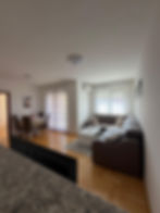 Apartman Sunčana Oaza smješten je na adresi Kralja Petra I Oslobodioca 55, Trebinje, na odličnoj lokaciji u gradu, idealnoj za ugodan boravak i jednostavan pristup svim važnim sadržajima. Lokacija pruža blizinu centra, restorana, kafića i gradskih znamenitosti.
Ovaj jednosobni apartman površine 50 m² pruža udoban smještaj za do 4 osobe. Gostima su na raspolaganju francuski ležaj i krevet na razvlačenje, što ga čini odličnim izborom za parove, manje porodice ili kraći boravak u Trebinju.
Apartman je savremeno opremljen i funkcionalno uređen, uz besplatan WiFi, pružajući sve što je potrebno za prijatan i bezbrižan boravak. Ugodan enterijer i praktičan raspored prostorija pružaju dodatni komfor tokom boravka.
Zahvaljujući odličnoj lokaciji, udobnom ambijentu i funkcionalnom prostoru, Apartman Sunčana Oaza predstavlja odličan izbor za boravak u Trebinju.