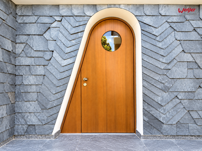 Moderne asymmetrische Bogentür aus Holz im Schieferportal nach Kundenwunsch gefertigt Weßler Haustüren