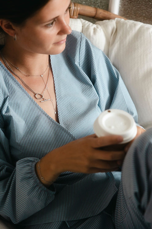 Vrouw drinkt koffie, ontspannen in stoel