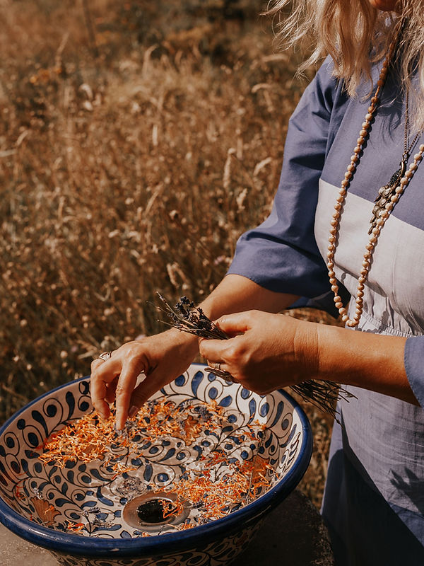 Herboriste maakt kruidenbad