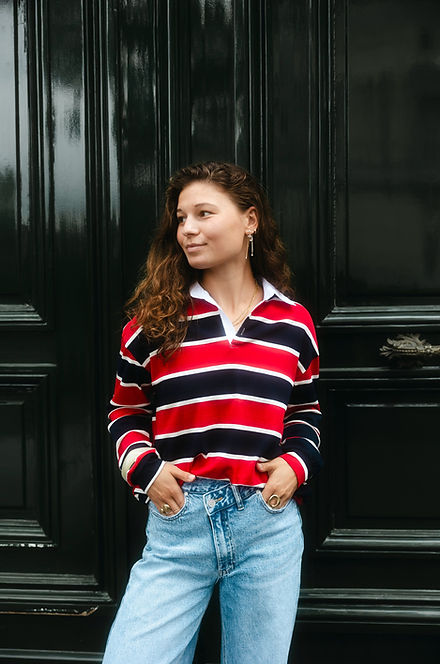 Vrouw in rood-wit-blauw gestreepte trui