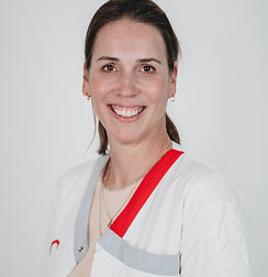 Dr. Evelyn Van Hoorebeke in een AZ Alma Eeklo doktersjas