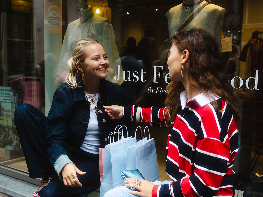 Twee vrouwen bij Just Feel Good winkel, shoppen