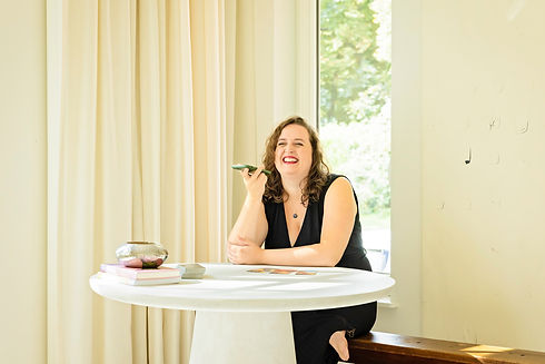 Florette zit aan tafel voicebericht in te spreken