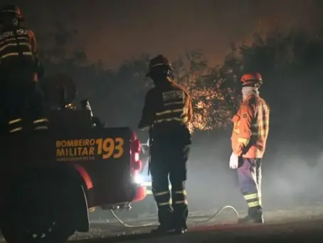 Incêndio grave se estende por 4 km em Estrada Parque e mobiliza Bombeiros no Pantanal