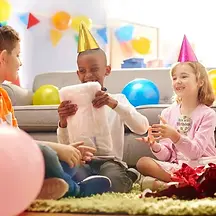 kids-playing-pass-the-parcel-at-birthday-party.jpg.webp