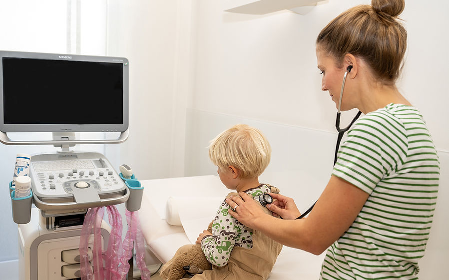  Auskultation mit einem Stethoskop von einem Kind