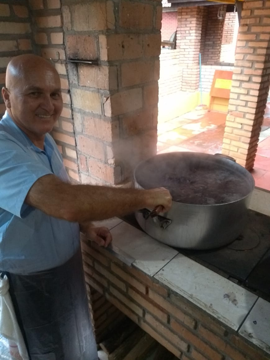 Venerável Mário Fuglini com a mão na massa. Mário é também Delegado Maçônico da Região de Itararé e Adjacências. (Foto: ARLS Obreiros de Salomão, nº 22)