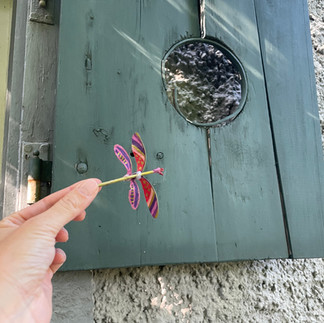 Selbst gebastelte Libelle aus Ahornsamen und Stöckchen mit bunten Flügeln