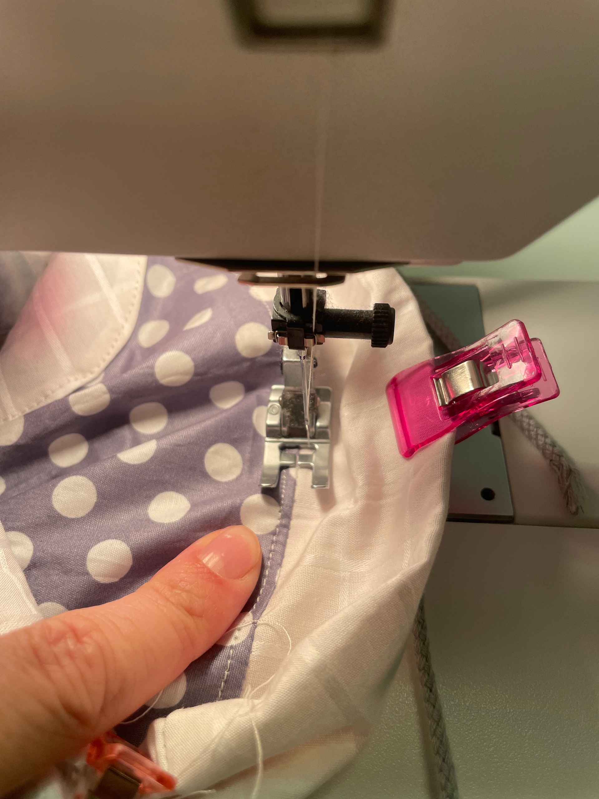 Sewing a collecting bag for children at the sewing machine as a simple holiday DIY project.