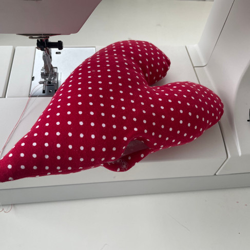 Stoffreste zu Herz nähen – Kinder wählen bunte Lieblingsstoffe aus und können selbst nähen