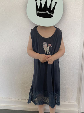 Luftiges DIY Kinderkleid aus einem alten Sommertop mit frifri Bügelbildern, Sommerzwerg mit Eis vorne und kleinem Glückspilz im Nacken.