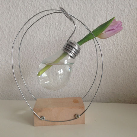 DIY-Blumenvase aus Glühbirne