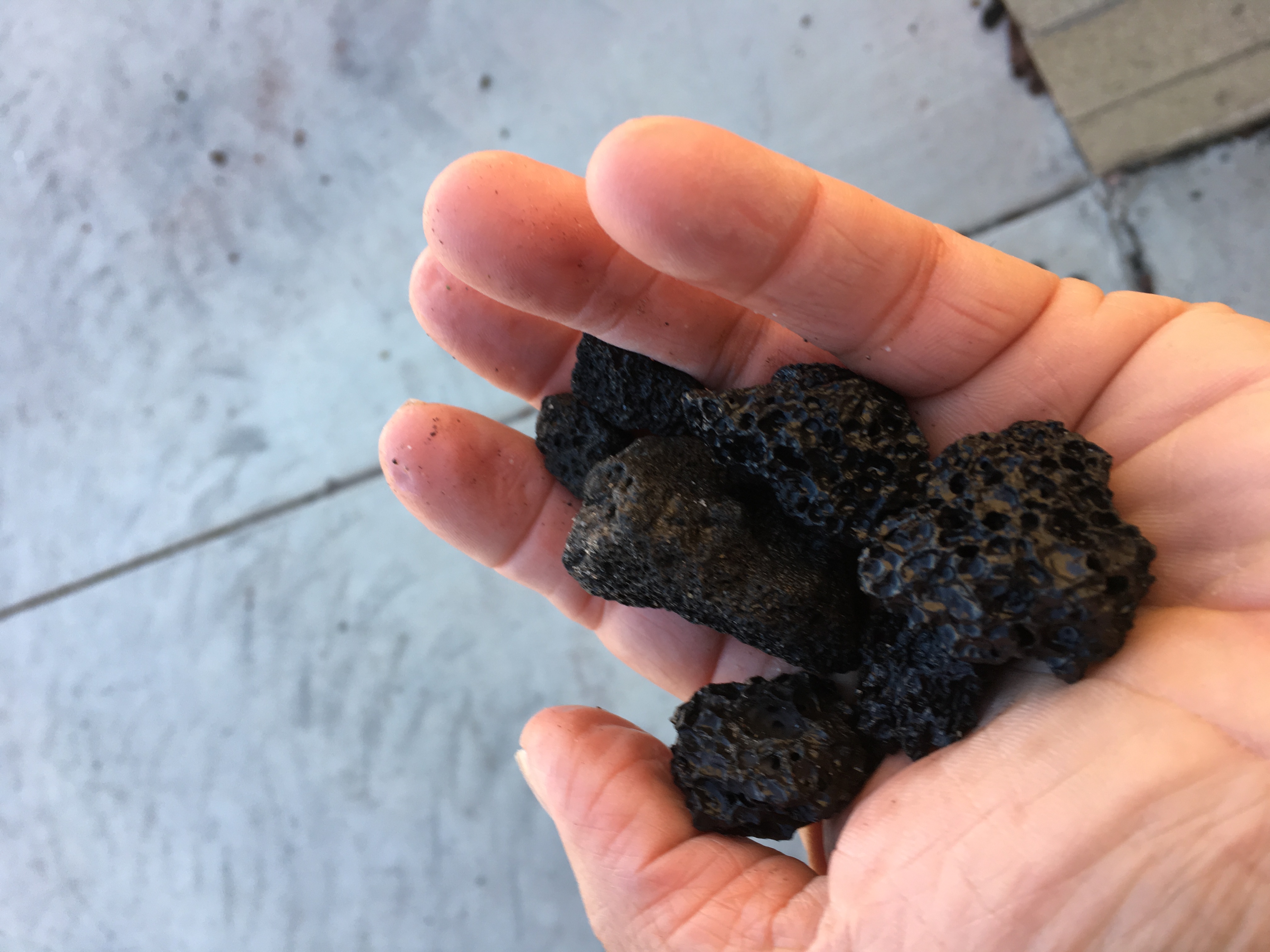 3/4 " Black Lava Rock