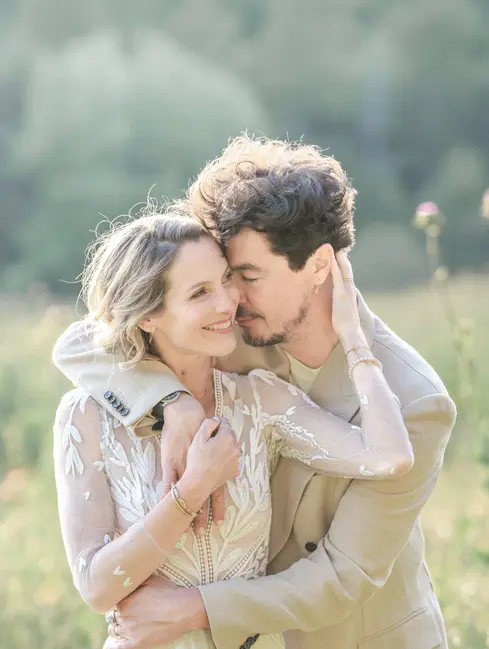 Couple de mariés qui s'embrassent dans un champ en Provence lumière naturelle photographe mariage Var