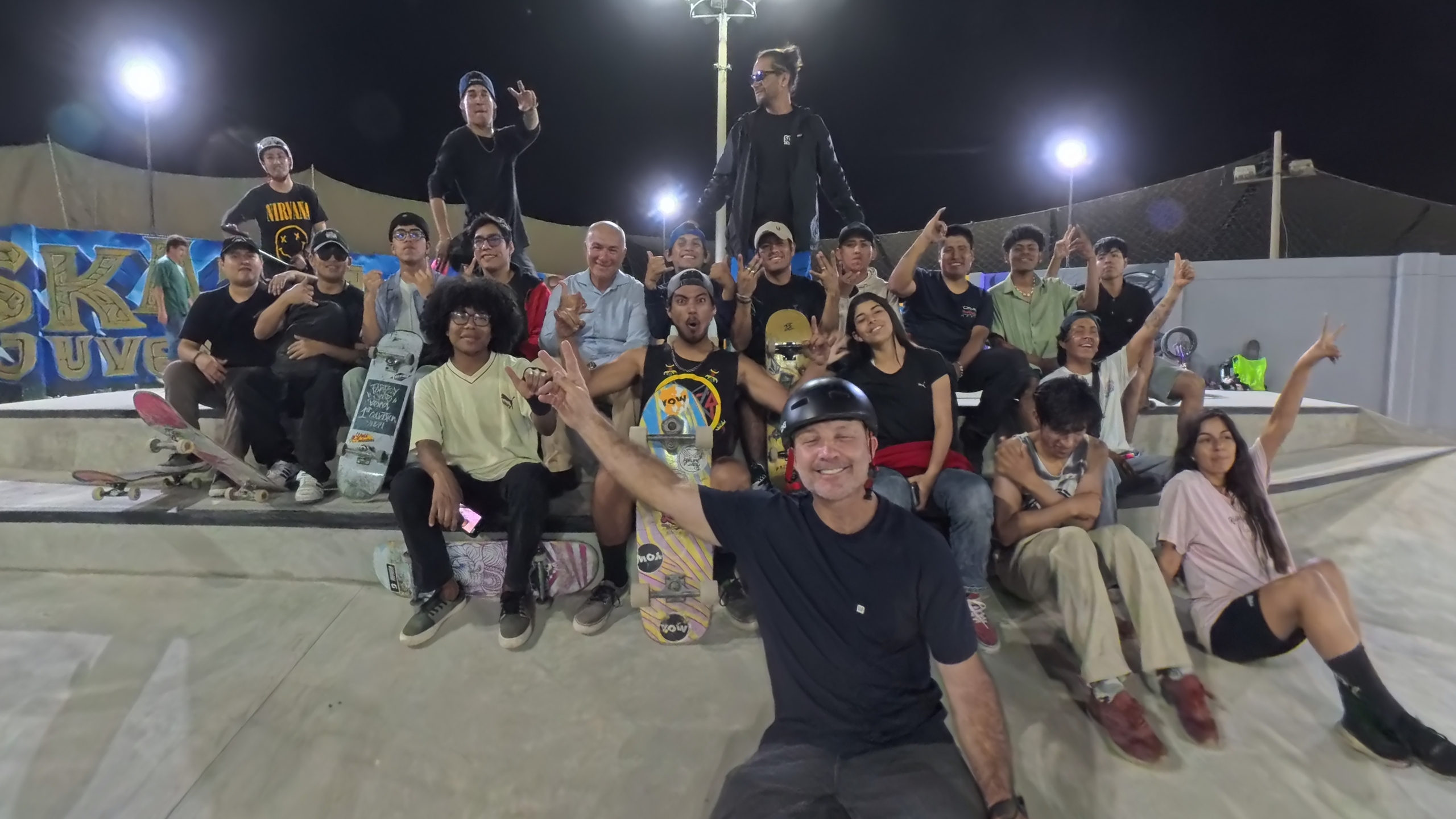 Deportistas reunidos en el skatepark de Chincha