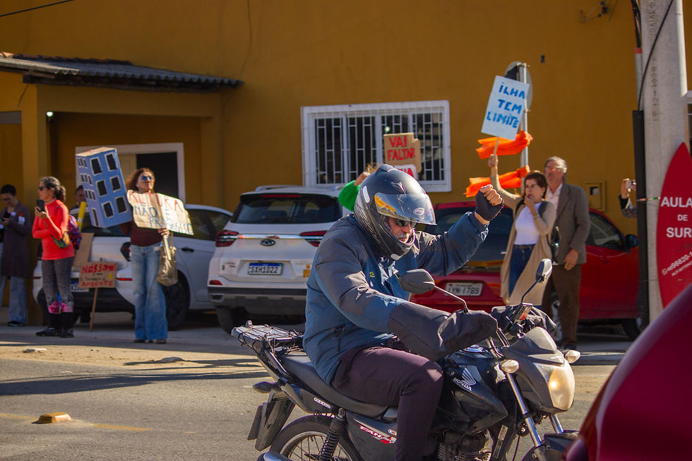 Motoqueiro levanta o punho em sinal de aprovação