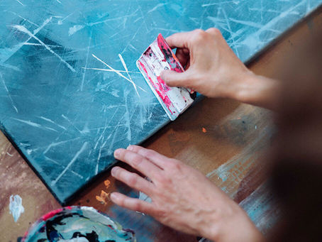 Making of eines Bildes mit Farbe und Spachtel