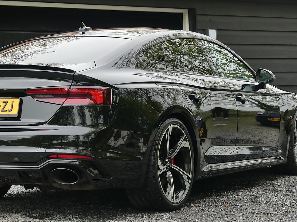 Glanzende zwarte Audi RS5 na lakcorrectie en keramische coating bij Lucera Detailing.