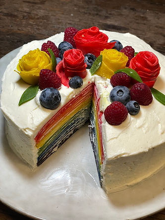 Gâteau de crêpes multicolores arc-en-ciel